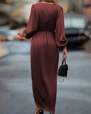 Kim | Elegante jurk met lantaarnmouwen en v-hals in de kleur Bordeaux voor dames in stijl ideaal voor de herfst.
