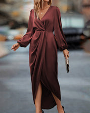 Kim | Elegante jurk met lantaarnmouwen en v-hals in de kleur Bordeaux voor dames in stijl ideaal voor de herfst.