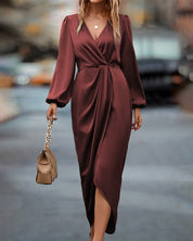 Kim | Elegante jurk met lantaarnmouwen en v-hals in de kleur Bordeaux voor dames in stijl ideaal voor de herfst.