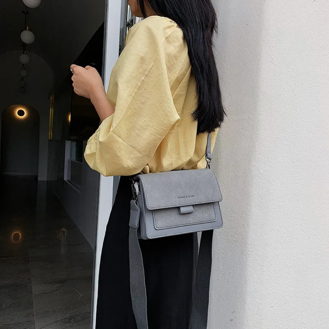 Kristel Crossbody Tas | Met handige flip-opening in de kleur Khaki voor dames in stijl geschikt voor alle seizoenen.