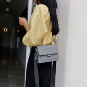 Kristel Crossbody Tas | Met handige flip-opening in de kleur Khaki voor dames in stijl geschikt voor alle seizoenen.