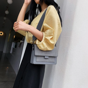 Kristel Crossbody Tas | Met handige flip-opening in de kleur Khaki voor dames in stijl geschikt voor alle seizoenen.