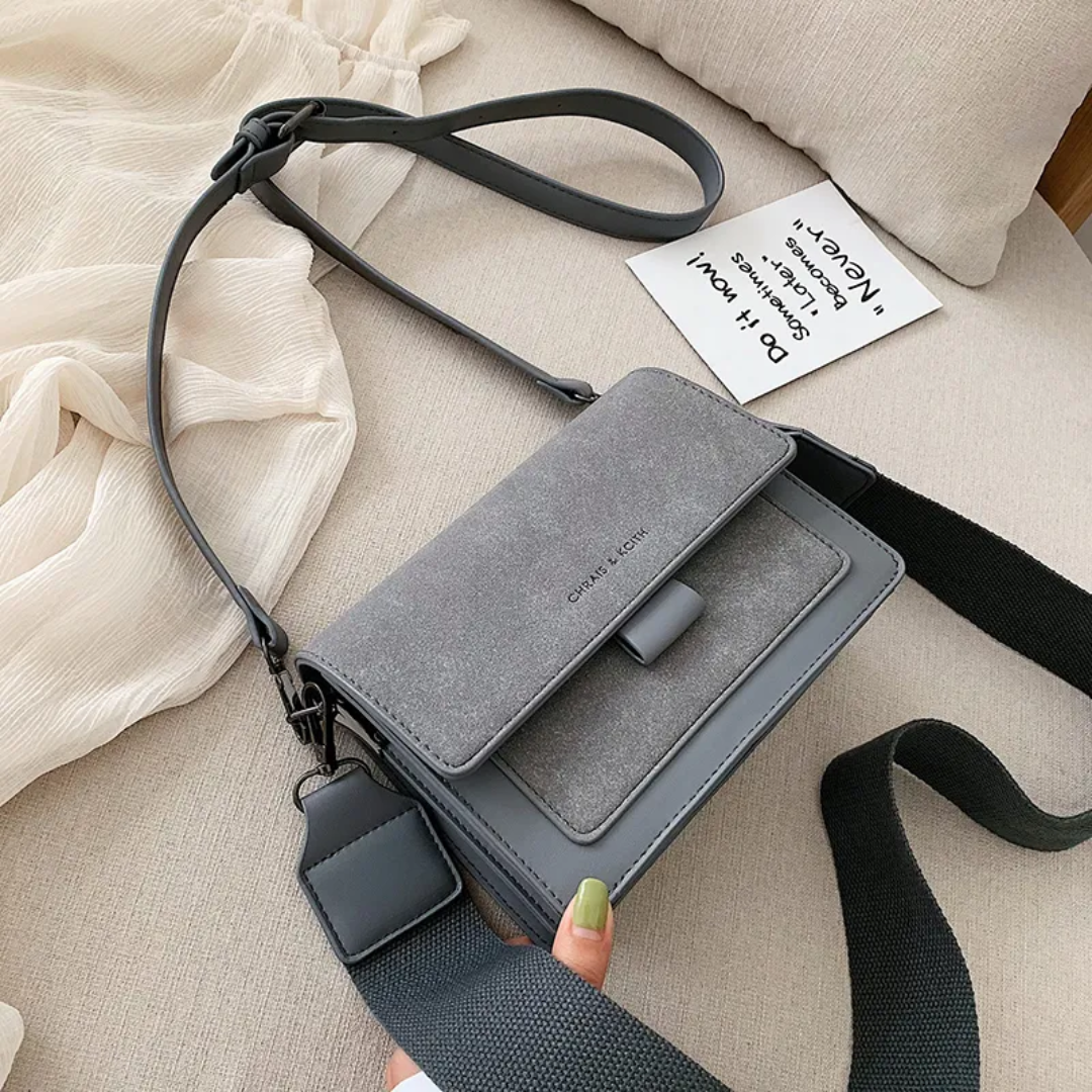 Kristel Crossbody Tas | Met handige flip-opening in de kleur Grijs voor dames in stijl geschikt voor alle seizoenen.