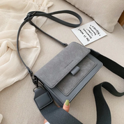 Kristel Crossbody Tas | Met handige flip-opening in de kleur Grijs voor dames in stijl geschikt voor alle seizoenen.