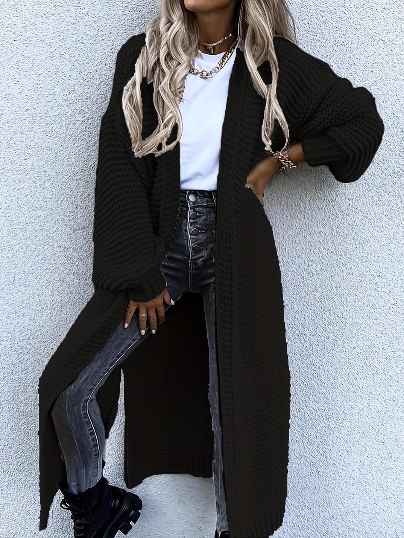 Lange Cardigan Woman in de kleur Zwart voor dames in stijl ideaal voor de herfst.