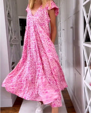 Lange jurk met korte mouwen en V-hals met print in de kleur Roze voor dames in stijl ideaal voor de herfst.