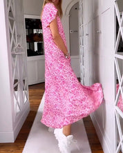 Lange jurk met korte mouwen en V-hals met print in de kleur Roze voor dames in stijl ideaal voor de herfst.