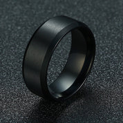 Stijlvolle herenring gemaakt van gepolijst roestvrij staal. Het minimalistische ontwerp maakt deze ring perfect voor zowel alledaags gebruik als speciale gelegenheden, waardoor het een veelzijdig accessoire is voor de moderne man.