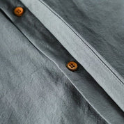 Dit shirt biedt een moderne interpretatie van traditioneel Japans design en is gemaakt van een premium mix van linnen en katoen. Met tijdloze elegantie en culturele charme is dit shirt geschikt voor zowel casual als formele gelegenheden, en onderscheidt het zich door uitstekend vakmanschap voor duurzaamheid.