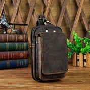 Echt lederen heuptas voor heren - gemaakt van hoogwaardig leer, biedt deze heuptas een trendy en handige opbergruimte voor al je essentiële spullen. Met kenmerken zoals een hoofdvak met ritssluiting, interieur voor telefoonbescherming en verstelbare tailleband voor comfort, is dit de perfecte mix van stijl en functionaliteit voor heren onderweg.