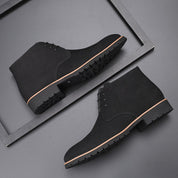 Laurens | Leren schoenen voor mannen van rundsuèdeleer in de kleur Zwart voor heren in stijl ideaal voor de lente.