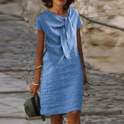 Stijlvolle en chique jurk, zorgvuldig ontworpen voor een perfecte pasvorm en gemaakt van unieke stoffen voor een gegarandeerde stroom aan complimenten.