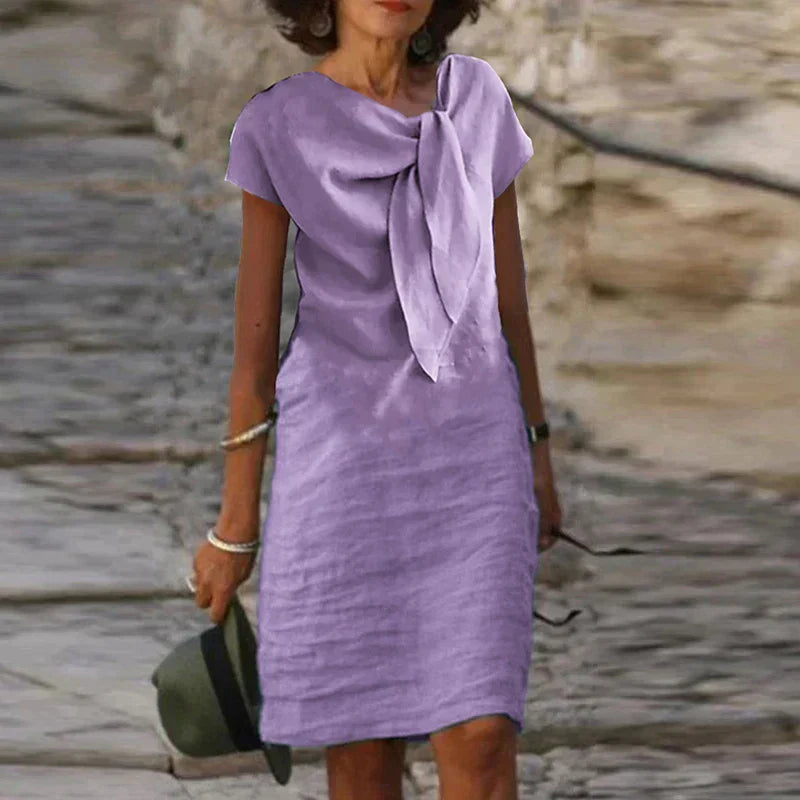 Stijlvolle en chique jurk, zorgvuldig ontworpen voor een perfecte pasvorm en gemaakt van unieke stoffen voor een gegarandeerde stroom aan complimenten.