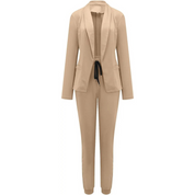 Slim-fit blazer en broek set, uitgevoerd in een trendy effen kleur voor een stijlvolle en verfijnde look. Gemaakt van hoogwaardige materialen voor comfort, duurzaamheid en een moderne uitstraling. Maattabel beschikbaar voor de perfecte pasvorm.