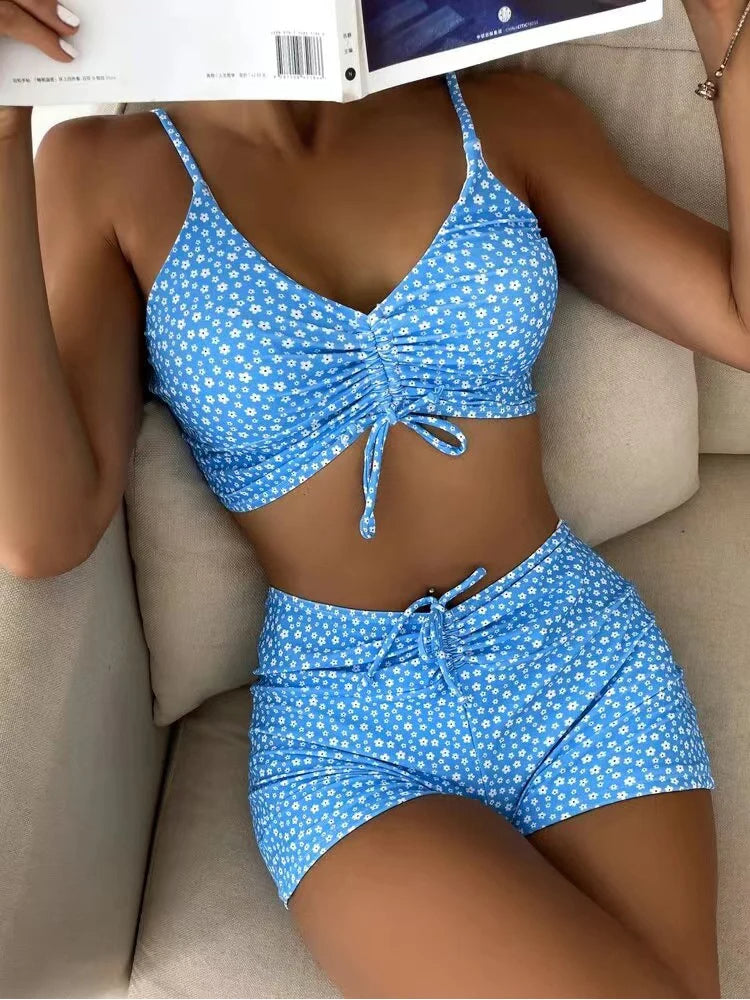 Lia | Schattige & trendy bloemen bikini in de kleur Blauw voor dames in Beach stijl ideaal voor de zomer.