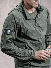 Liam | Lichtgewicht waterdicht jack met capuchon en ritssluiting in de kleur Khaki voor heren in Outdoor stijl ideaal voor de herfst.