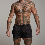 Liam Swim Trunks | Upgrade je zomerstijl met onze must-have zwembroek in de kleur Zwart voor heren in Beach stijl ideaal voor de zomer.