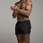 Liam Swim Trunks | Upgrade je zomerstijl met onze must-have zwembroek in de kleur Zwart voor heren in Beach stijl ideaal voor de zomer.