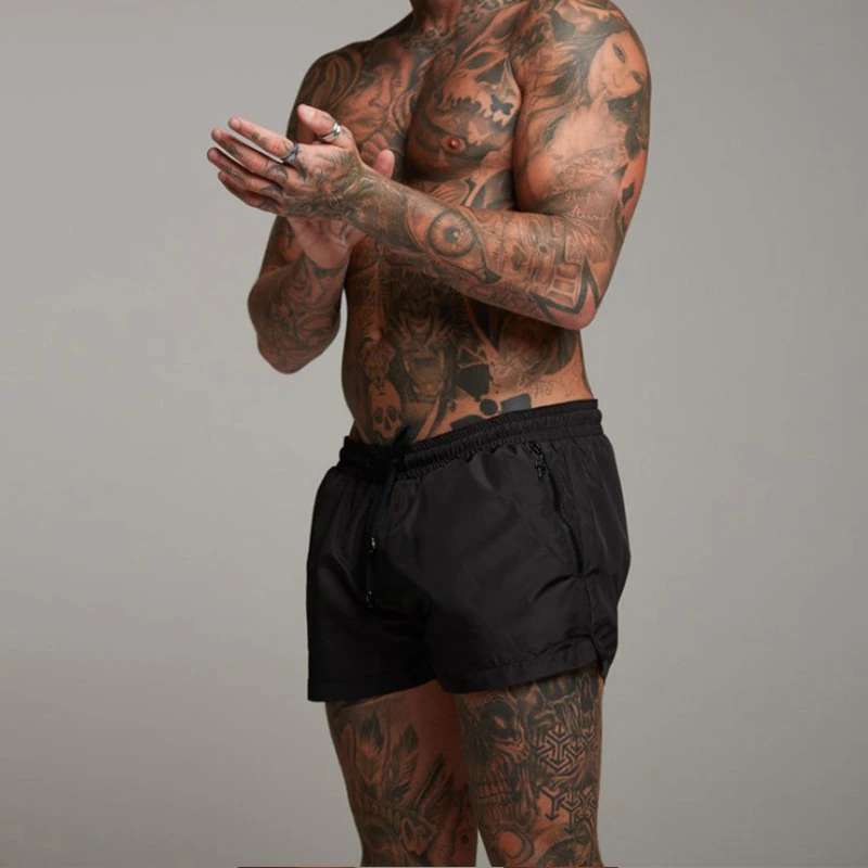 Liam Swim Trunks | Upgrade je zomerstijl met onze must-have zwembroek in de kleur Zwart voor heren in Beach stijl ideaal voor de zomer.