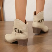 Liv | Melkwitte suède enkellaarzen met gesp in de kleur Lichtbruin voor dames in Heritage stijl ideaal voor de herfst.