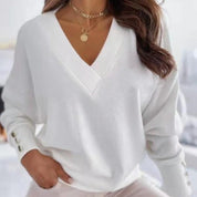 Lix Sweater | Comfortabele zachte dames trui met V-hals en gouden knoopjes in de kleur Wit voor dames in Lounge stijl geschikt voor alle seizoenen.