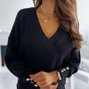 Lix Sweater | Comfortabele zachte dames trui met V-hals en gouden knoopjes in de kleur Zwart voor dames in Lounge stijl geschikt voor alle seizoenen.
