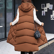 Loavies | Lange Puffer stijl bodywarmer met capuchon voor dames in de kleur Legergroen voor dames in Outdoor stijl ideaal voor de herfst.