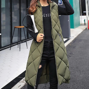 Loavies | Lange Puffer stijl bodywarmer met capuchon voor dames in de kleur Legergroen voor dames in Outdoor stijl ideaal voor de herfst.