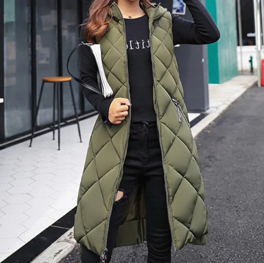 Loavies | Lange Puffer stijl bodywarmer met capuchon voor dames in de kleur Legergroen voor dames in Outdoor stijl ideaal voor de herfst.