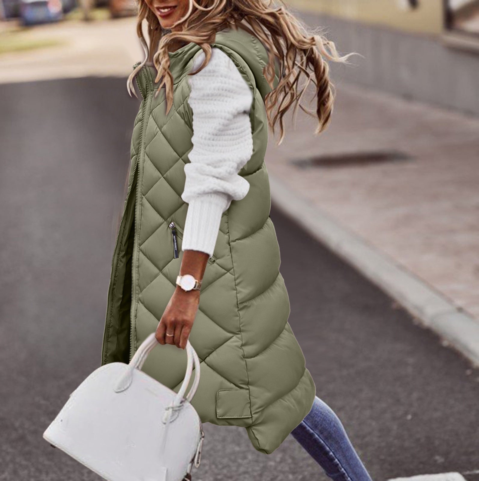 Loavies | Lange Puffer stijl bodywarmer met capuchon voor dames in de kleur Legergroen voor dames in Outdoor stijl ideaal voor de herfst.
