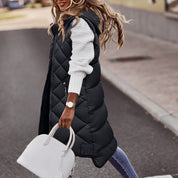 Loavies | Lange Puffer stijl bodywarmer met capuchon voor dames in de kleur Zwart voor dames in Outdoor stijl ideaal voor de herfst.