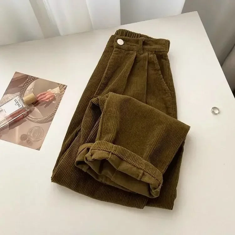 Loes | Retro corduroy broek met hoge taille voor dames in de kleur Khaki voor dames in stijl geschikt voor alle seizoenen.