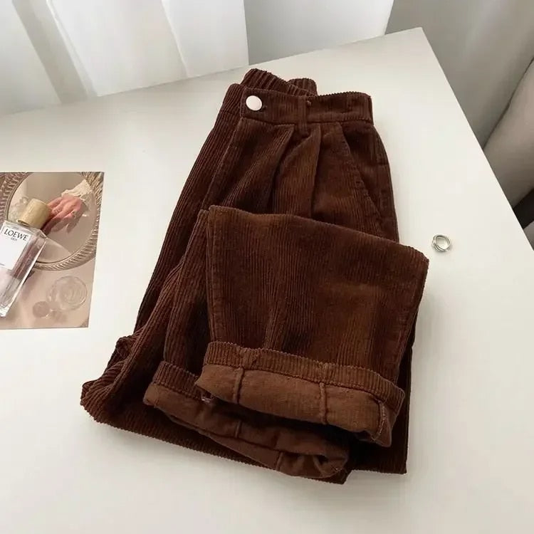 Loes | Retro corduroy broek met hoge taille voor dames in de kleur Koffie voor dames in stijl geschikt voor alle seizoenen.