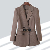 Loïs | Stijlvolle blazer met riem in de kleur Khaki voor dames in Formal stijl ideaal voor de herfst.