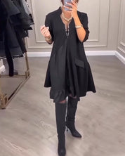 Lola | Artistieke jurk met V-hals en lange mouwen in de kleur Zwart voor dames in stijl ideaal voor de herfst.