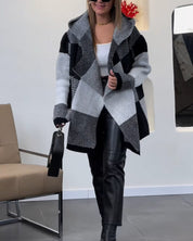 Losse jas met capuchon en kleurblokken in de kleur Zwart voor dames in stijl ideaal voor de herfst.