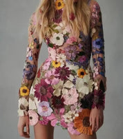 Driedimensionale bloemenjurk, perfect voor diverse gelegenheden. Deze mouwloze jurk heeft een stijlvolle hoge hals en is voorzien van prachtig 3D-bloemenborduurwerk. Met volledige voering, een onzichtbare rits- en knoopsluiting aan de achterkant, biedt deze jurk comfort en een perfecte pasvorm. Gemaakt van lichtgewicht geweven stof voor een moeiteloze uitstraling en is niet doorschijnend.