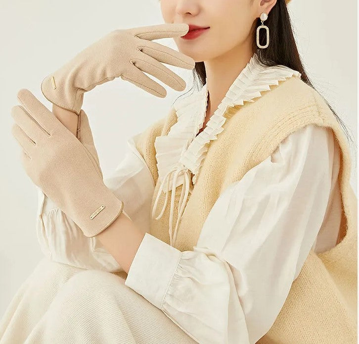 Lotte | Klassieke & veelzijdige suède handschoenen in de kleur Khaki voor dames in Heritage stijl ideaal voor de winter