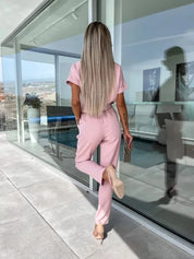 Korte jumpsuit - een perfecte combinatie van stijl en comfort. Deze veelzijdige jumpsuit heeft op maat gemaakte korte mouwen en een flatterende pasvorm voor elk figuur, gemaakt van hoogwaardig, lichtgewicht materiaal voor ultiem comfort.