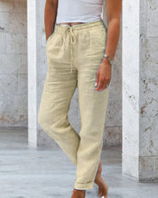 Linnen broek gemaakt van een hoogwaardige katoen-linnenmix voor een flatterende pasvorm, ademend vermogen en veelzijdige stijl het hele jaar door. Essentieel voor diverse gelegenheden met zijn klassiek ontwerp, relaxte pasvorm en handige zakken.