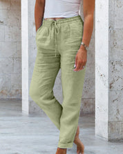 Linnen broek gemaakt van een hoogwaardige katoen-linnenmix voor een flatterende pasvorm, ademend vermogen en veelzijdige stijl het hele jaar door. Essentieel voor diverse gelegenheden met zijn klassiek ontwerp, relaxte pasvorm en handige zakken.