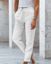 Linnen broek gemaakt van een hoogwaardige katoen-linnenmix voor een flatterende pasvorm, ademend vermogen en veelzijdige stijl het hele jaar door. Essentieel voor diverse gelegenheden met zijn klassiek ontwerp, relaxte pasvorm en handige zakken.