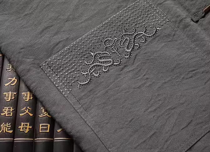 Oosterse linnen set met lange mouwen, gemaakt van een katoen-linnenmix. Deze set omvat een shirt en broek met een klassiek Oosters ontwerp. Het shirt heeft lange mouwen, kikkerknopen en een mandarijnkraag, terwijl de broek is voorzien van een elastische tailleband voor comfort. Geschikt voor diverse gelegenheden.