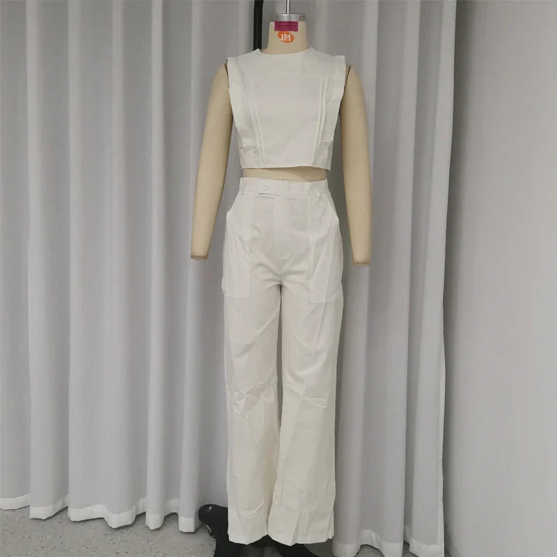 Lotte | Ronde hals mouwloze top en broek pak in de kleur Wit voor dames in Formal stijl ideaal voor de winter