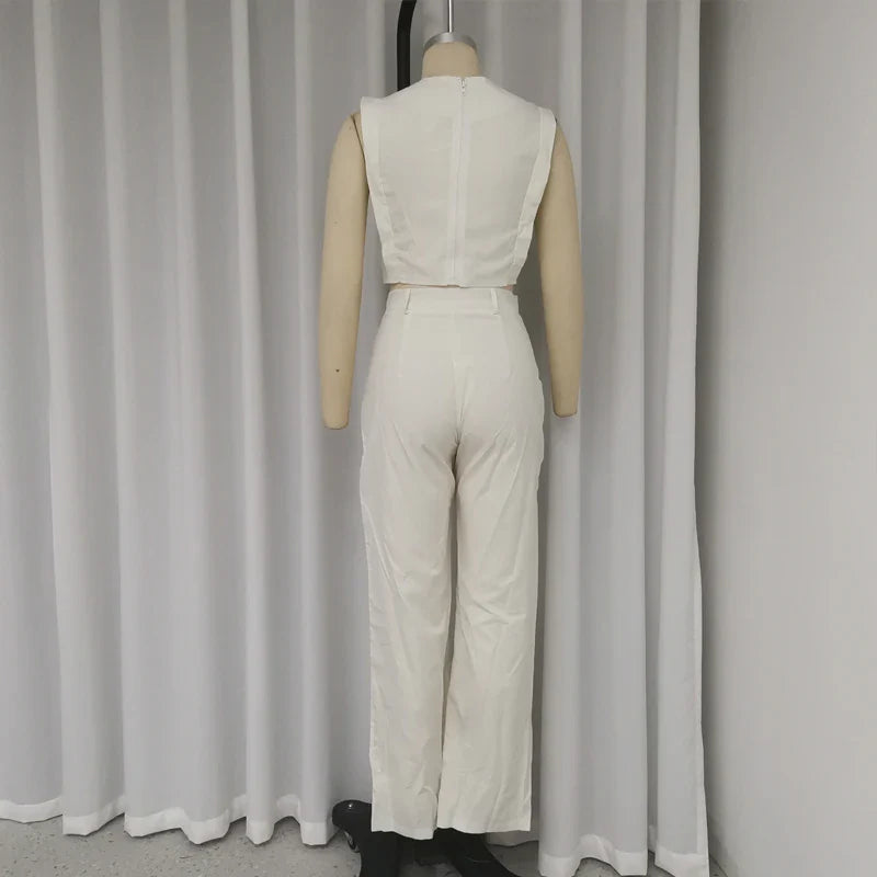 Lotte | Ronde hals mouwloze top en broek pak in de kleur Wit voor dames in Formal stijl ideaal voor de winter