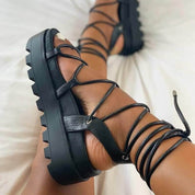 Trendy sandalen met plateauzool en comfortabel voetbed, ideaal voor een zomerse look. Combineer met een jurk voor de perfecte outfit.