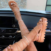 Sandalen met trendy veters, een plateauzool en comfortabel voetbed voor een modieuze look en ultiem draagcomfort tijdens zomerse dagen.