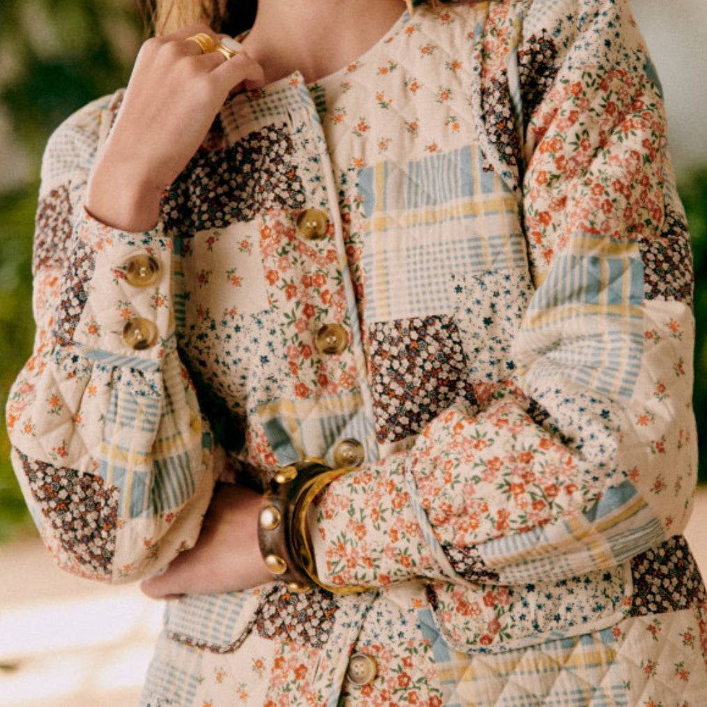 Lotte Vintage chique vest. in de kleur Beige voor dames in stijl ideaal voor de herfst.