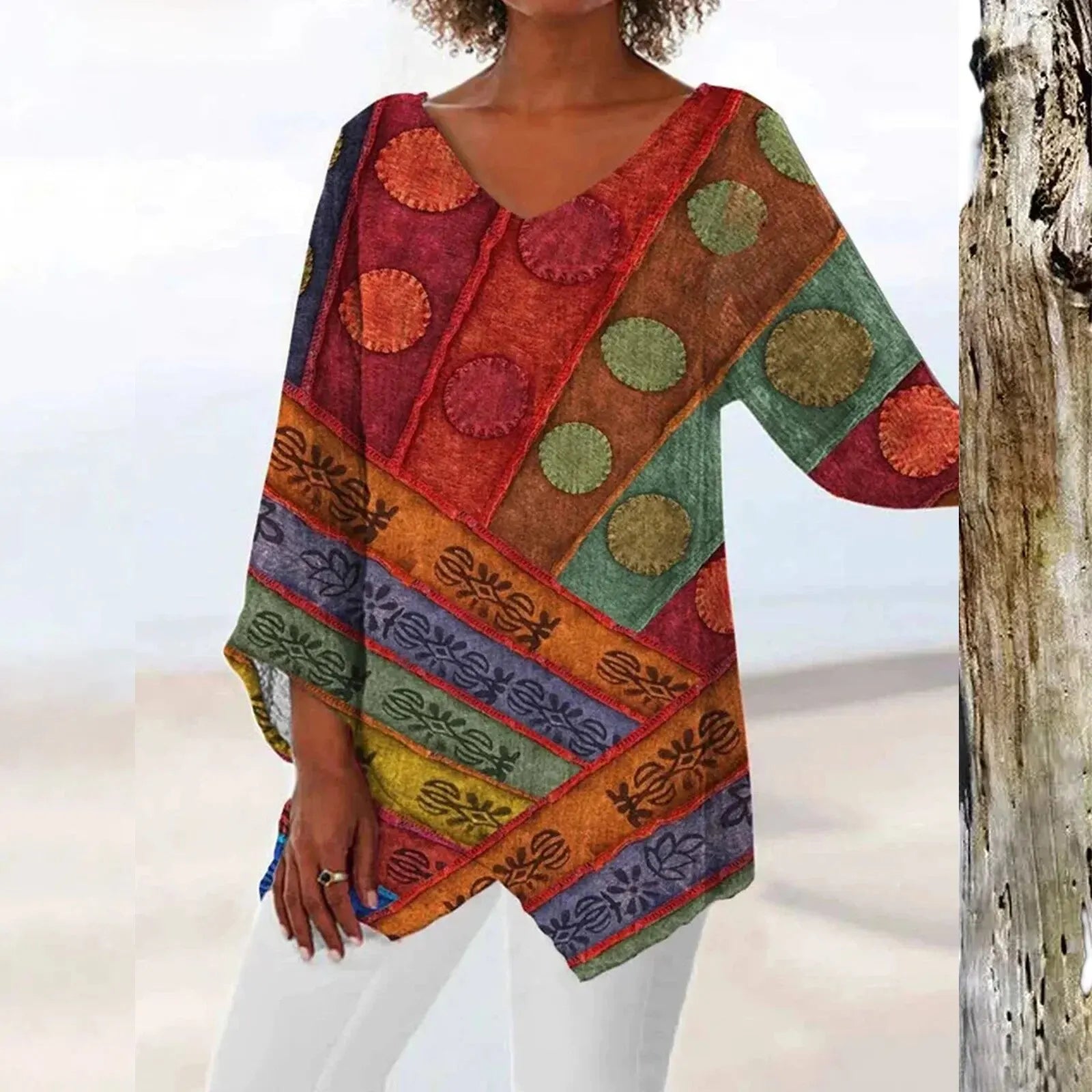 Ervaar de tijdloze uitstraling met deze vintage top met V-hals. Voorzien van een elegante print, lange mouwen en een lichtgewicht design, is deze top een stijlvolle keuze voor diverse gelegenheden. De stof van hoge kwaliteit draagt bij aan de verfijnde uitstraling, waardoor comfort en klasse samenkomen in dit modieuze statement.