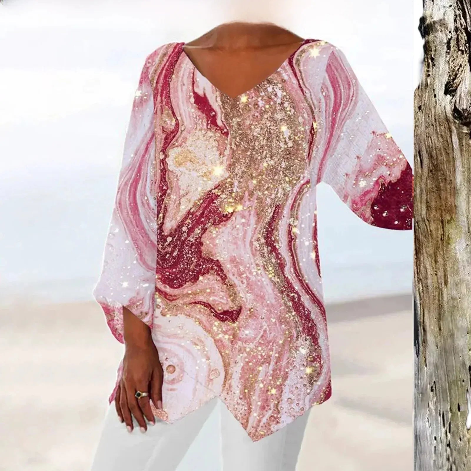 Ervaar de tijdloze uitstraling met deze vintage top met V-hals. Voorzien van een elegante print, lange mouwen en een lichtgewicht design, is deze top een stijlvolle keuze voor diverse gelegenheden. De stof van hoge kwaliteit draagt bij aan de verfijnde uitstraling, waardoor comfort en klasse samenkomen in dit modieuze statement.